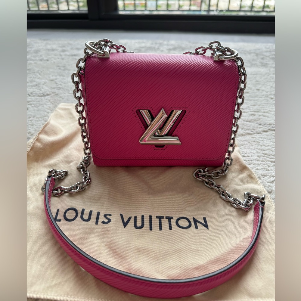 Louis Vuitton a small pink bag, looks like a new! 🩷